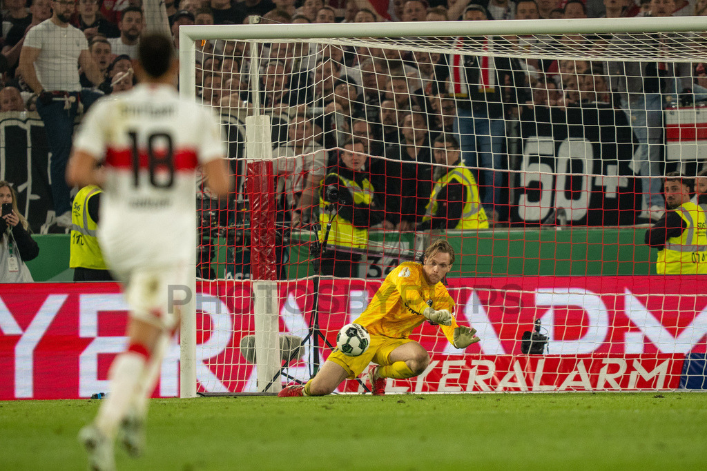 VfB Stuttgart vs. SC Freiburg, Fussball, DFB-Pokal, Halbfinale, 23.04.2026 | Parade von Florian Mueller (SC Freiburg, #21),VfB Stuttgart vs. SC Freiburg, Fussball, DFB-Pokal, Halbfinale, 23.04.2026DFB regulations prohibit any use of photographs as image sequences and/or quasi-video