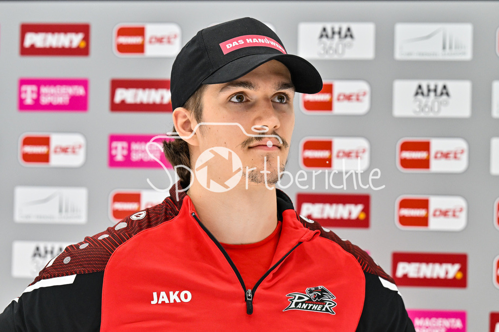 Augsburger Panther - EHC RB München | AUGSBURG, DEUTSCHLAND - 27. FEBRUAR: im Bild Christian HANKE (Augsburger Panther 25) beim Interview mit MagentaSport vor dem Match zwischen den Augsburger Panthern und dem EHC RB München am 46. Spieltag der Penny DEL im Curt Frenzel Stadion