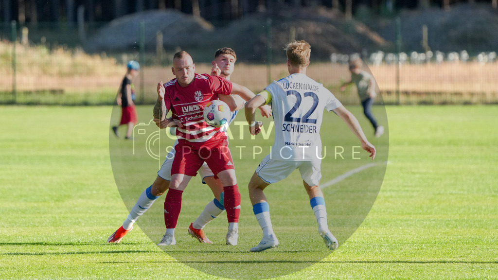 Fußball, Herren, Freundschaftsspiel, Testspiel, SG 1910 Woltersdorf vs. FSV 63 Luckenwalde, Freitag 20.06.2025, Sportplatz Woltersdorf, | Fußball, Herren, Freundschaftsspiel, Testspiel, SG 1910 Woltersdorf vs. FSV 63 Luckenwalde, Freitag 20.06.2025, Sportplatz Woltersdorf, Im Bild: Justin Bulang (weißes Trikot, l.) und Fabio Schneider (r.) vom FSV 63 Luckenwalde. - Realisiert mit Pictrs.com