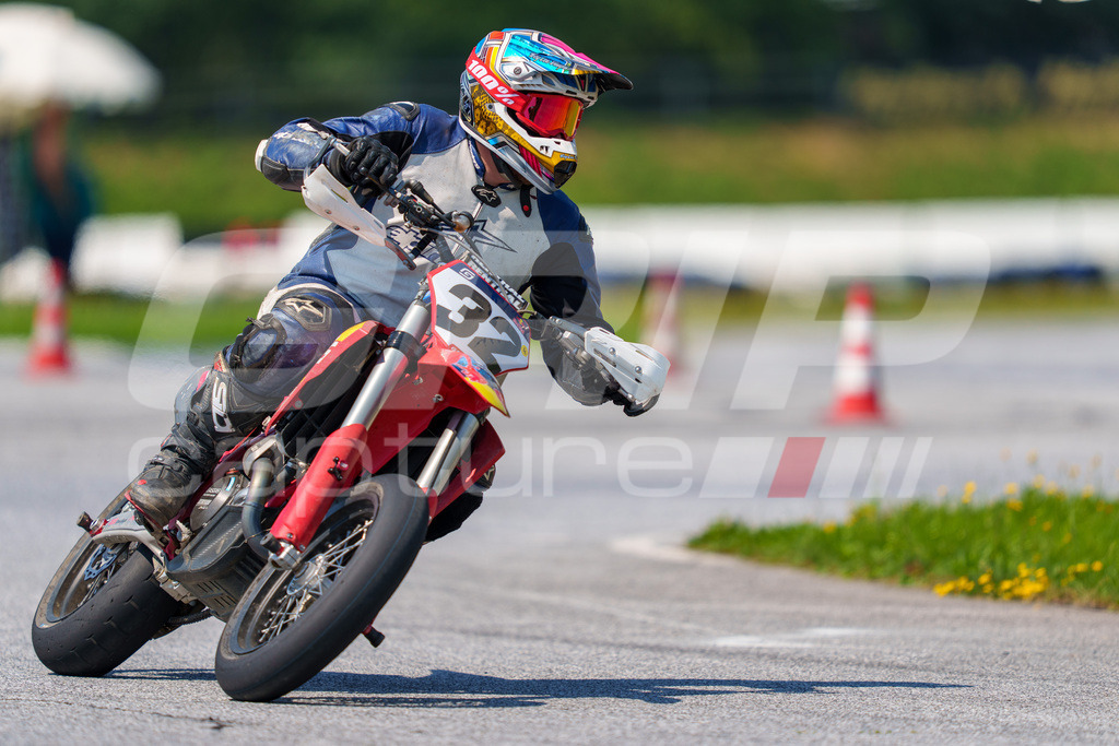 G-Cup + Supermoto Staatsmeisterschaft + Hungarian Supermoto Championship | GRIPcapture steht für authentische Sportfotografie in Österreich – für Momente, die mehr sind als Geschwindigkeit oder Ergebnis. Es geht um Emotion, Spannung, Fokus und den Augenblick, der oft nur einen Wimpernschlag dauert.Ob Motorsport, Teamsport oder 
