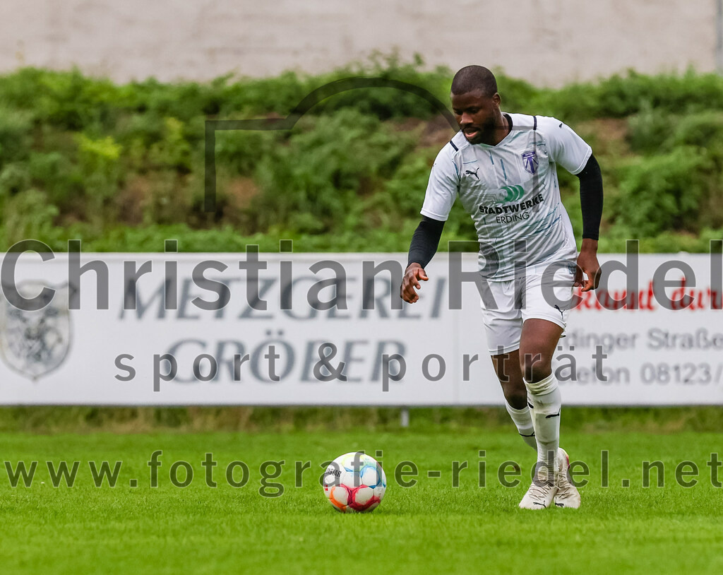 2023-08-09_038_FC_Moosinning_II_gegen_SpVgg_Altenerding | Moosinning, Deutschland, 09.08.2023:
Fußball, Kreisliga 2023 / 2024, 3. Spieltag, FC Moosinning II gegen SpVgg Altenerding, Endergebnis: 1:1

Ridwan Bello (SpVgg Altenerding, #5)

Foto: Christian Riedel / fotografie-riedel.net