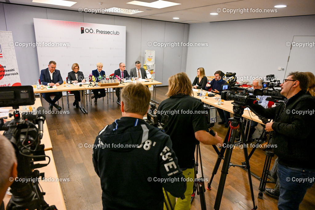 Pressekonferenz WKO Ooe_ Ooe Job Week 2024_ 27.02.2024-6 | 27.02.2024, Presseclub Linz, AUT, Pressekonferenz WKO Oberoesterreich, Ooe Job Week 2024, im Bild Robert Oberfrank (Projektleiter der Ooe Job Week u. Leiter der WKOoe-Abtlg. Bezirksstellen), Iris Schmidt (Landesgeschaeftsfuehrerin des Arbeitsmarktservice Ooe), Doris Hummer (Praesidentin der Wirtschaftskammer Ooe), Gerald Silberhumer (Direktor der Wirtschaftskammer Ooe), Alfred Klampfer (Bildungsdirektor Ooe), Medienvertreter
