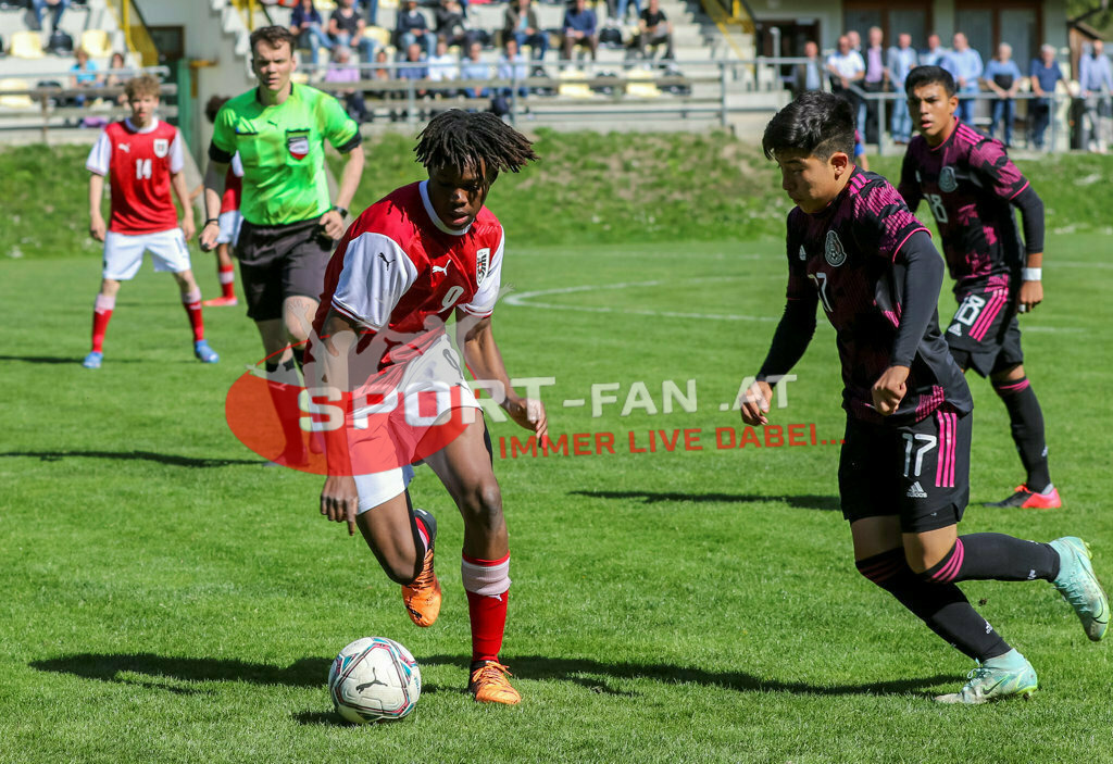 AUSTRIA U15 - MEXICO U15 | KENNETH ADEJENUGHURE (Austria #9) Juan Velarde (Mexico #17) MARCEL STÖHR (Austria #14) Gadler Philip (Referee) Juan Garcia (Mexico #18) ; AUSTRIA U15 - MEXICO U15 am 29.04.2022 in Arnoldstein
(Sportplatz), AUSTRIA, (Photo by Ernst Krawagner sport-fan.at) - Realisiert mit Pictrs.com
