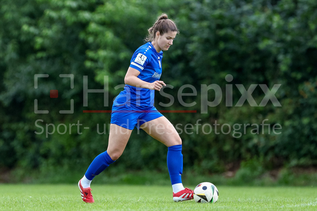 Fussball, Testspiel Frauen, SV Meppen - SpVg Aurich | Anouk Blaschka (SV Meppen, 10) am Ball, Freisteller, Einzelbild, Ganzkörper, Aktion, Action, Spielszene