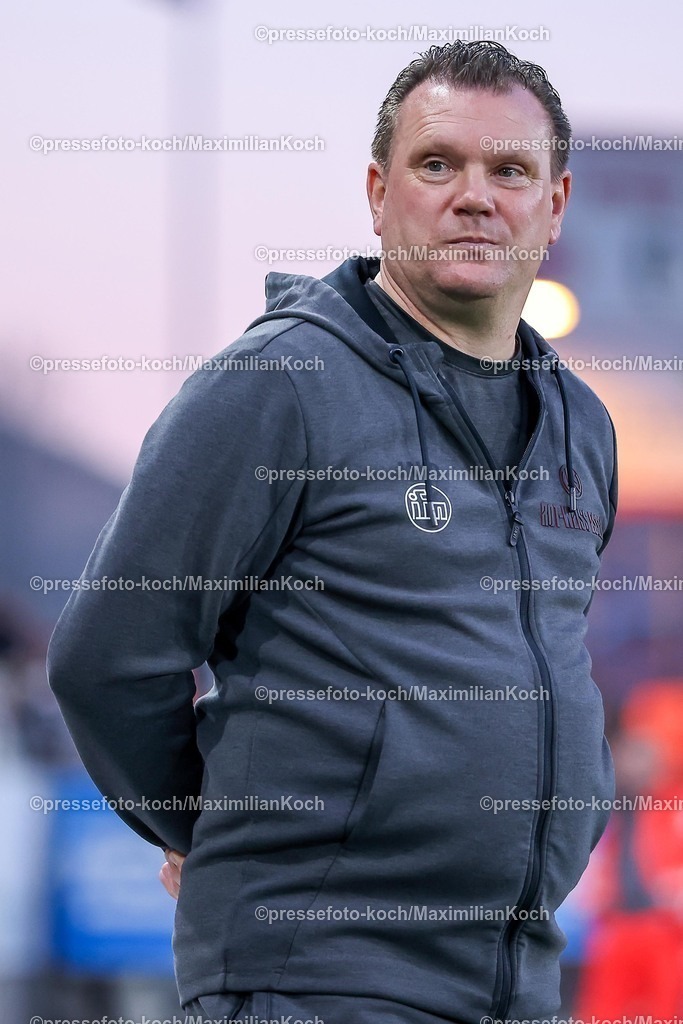 RWE04032601005 | 2026.03.04, Fußball, 3.Liga Herren, Rot-Weiss Essen -  SV Waldhof Mannheim, Stadion Hafenstraße, 27.Spieltag, Saison 2025 / 2026: Cheftrainer Uwe Koschinat (Rot-Weiss Essen #hc)  DFB regulations prohibit any use of photographs as image sequences and or quasi-video.