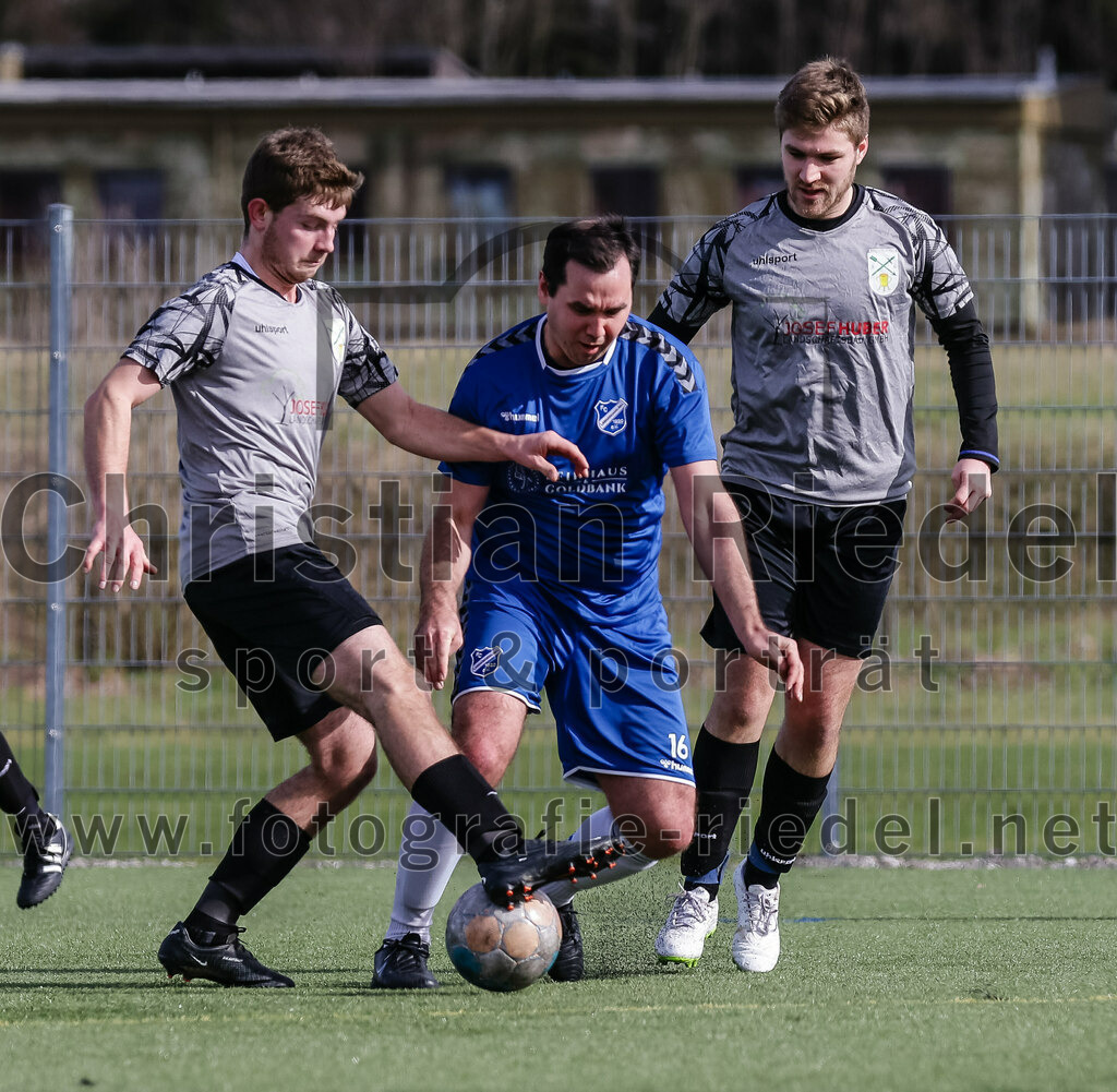 2024-02-24_057_FC_Langengeisling_II_gegen_SG_Reichenkirchen | Erding, Deutschland, 24.02.2024:
Fußball, Kreisklasse 2023 / 2024, Testspiel, FC Langengeisling II gegen SG Reichenkirchen, Endergebnis: 7:1

Maximilian Wenhart (SG Reichenkirchen, #10), Ferdinand Zink (FC Langengeisling, #16), Markus Lex (SG Reichenkirchen, #8)

Foto: Christian Riedel / fotografie-riedel.net
