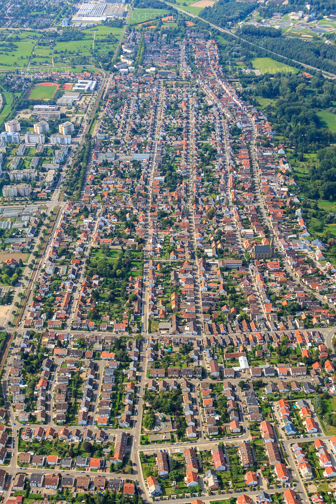 Luftbild: Kirchhofstr im Ortsteil Neureut in Karlsruhe im Bundesland Baden-Württemberg in Deutschland. Foto: IMG_33466.jpg vom 05.09.2010 durch Werner Riehm/FLY-FOTO.de
