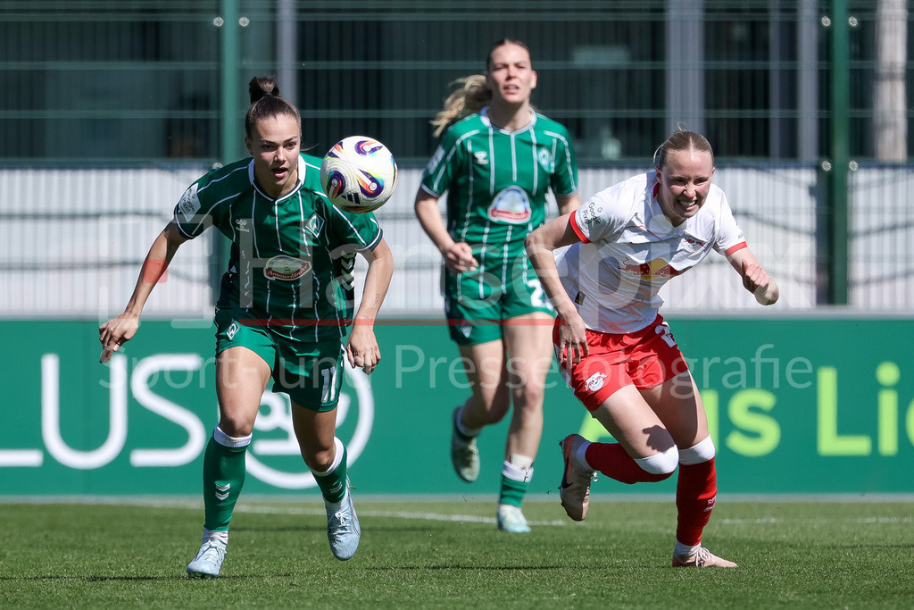 Fussball, Google Pixel Frauen-Bundesliga, RB Leipzig - SV Werder Bremen | v.li.: Maja Sternad (SV Werder Bremen, 11) und Nikoline Dudek (RB Leipzig, 24) im Zweikampf, Duell, Dynamik, Aktion, Action, Spielszene, DIE DFB-RICHTLINIEN UNTERSAGEN JEGLICHE NUTZUNG VON FOTOS ALS SEQUENZBILDER UND/ODER VIDEOÄHNLICHE FOTOSTRECKEN. DFB REGULATIONS PROHIBIT ANY USE OF PHOTOGRAPHS AS IMAGE SEQUENCES AND/OR QUASI-VIDEO.