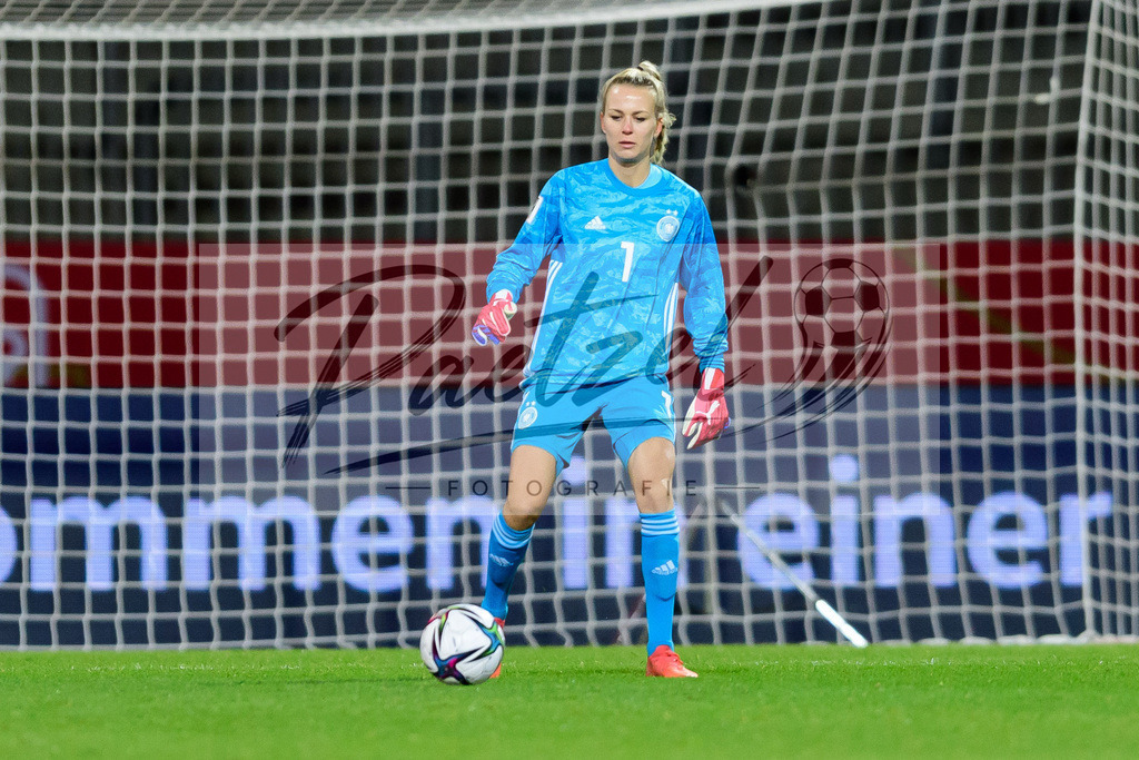 GERTUR20211126_165 | Fussball, Frauen: Torwart Merle Frohms (Germany) in Aktion, am Ball, Einzelaktion bei dem Spiel der WM-Qualifikation zwischen Deutschland und Tuerkei im Eintracht-Stadion am 26.11.2021 in Braunschweig, Deutschland. - Realisiert mit Pictrs.com