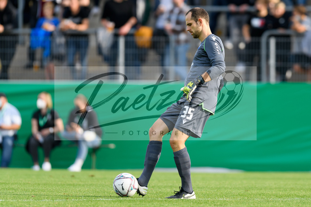 LOTKSC20210809_070 | Fussball, Herren: Torwart Marius Gersbeck (Karlsruher SC) in Aktion, am Ball, Einzelaktion beim Spiel der 1. Runde im DFB-Pokal zwischen SF Lotte und Karlsruher SC im Stadion am Lotter Kreuz am 09.08.2021 in Lotte, Deutschland.DFB / DFL REGULATIONS PROHIBIT ANY USE OF PHOTOGRAPHS AS IMAGE SEQUENCES AND/OR QUASI-VIDEO. - Realisiert mit Pictrs.com