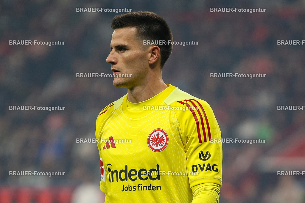 Bayer 04 Leverkusen vs Eintracht Frankfurt - Bundesliga  | Leverkusen, Deutschland, 12.09.25:   Michael Zetterer (Eintracht Frankfurt) schaut waehrend des Spiels der Bundesliga zwischen  Bayer 04 Leverkusen vs Eintracht Frankfurt in der BayArena(Foto von Brauer-Fotoagentur / Adrian Schlueter)