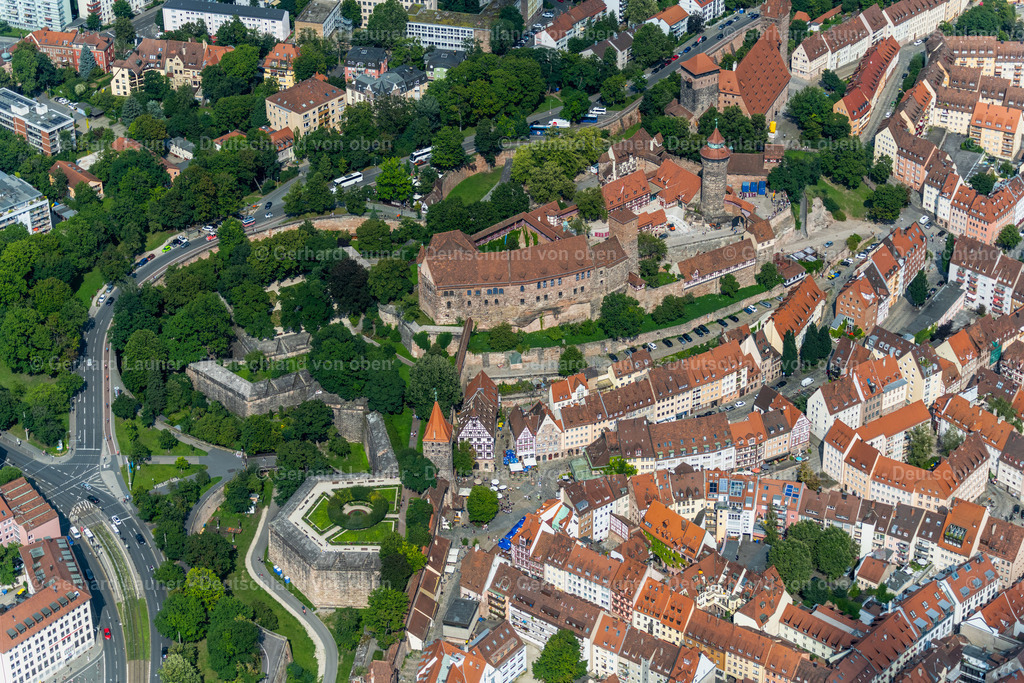 4047379 | NüRNBERG 21.08.2021 Burganlage der Veste " Kaiserburg " - Sinwell Tower - Vestnertorbrücke im Ortsteil Altstadt - Sankt Sebald in Nürnberg im Bundesland Bayern, Deutschland. Weiterführende Informationen bei: Brillux GmbH & Co. KG,  Forbo Flooring GmbH. // Castle of the fortress Kaiserburg - Sinwell Tower - Vestnertorbruecke in the district Altstadt - Sankt Sebald in Nuremberg in the state Bavaria, Germany. Further information at: Brillux GmbH & Co. KG,  Forbo Flooring GmbH. Foto: Gerhard Launer
