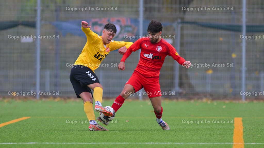 FC Kilia Kiel vs SV Eichede | Siyabend Ramo (Kilia #33) / Justin Krüger (Eichede #18) - Fußball-Oberliga Männer 2024/2025 / FC Kilia Kiel vs SV Eichede / Kilia Stadion / Kiel / 26.10.24 - Realisiert mit Pictrs.com