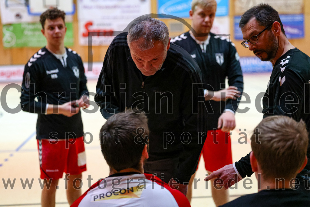 2023-01-21_063_SpVgg_Altenerding_gegen_SC_Eching | Erding, Deutschland, 21.01.2023:
Handball, Bezirksoberliga Männer 2022 / 2023, 12. Spieltag, SpVgg Altenerding gegen SC Eching, Endergebnis: 29:34

Trainer Peter Mesiarik (Spvgg Altenerding), Nadi Özdemir (Spvgg Altenerding)

Foto: Christian Riedel / fotografie-riedel.net