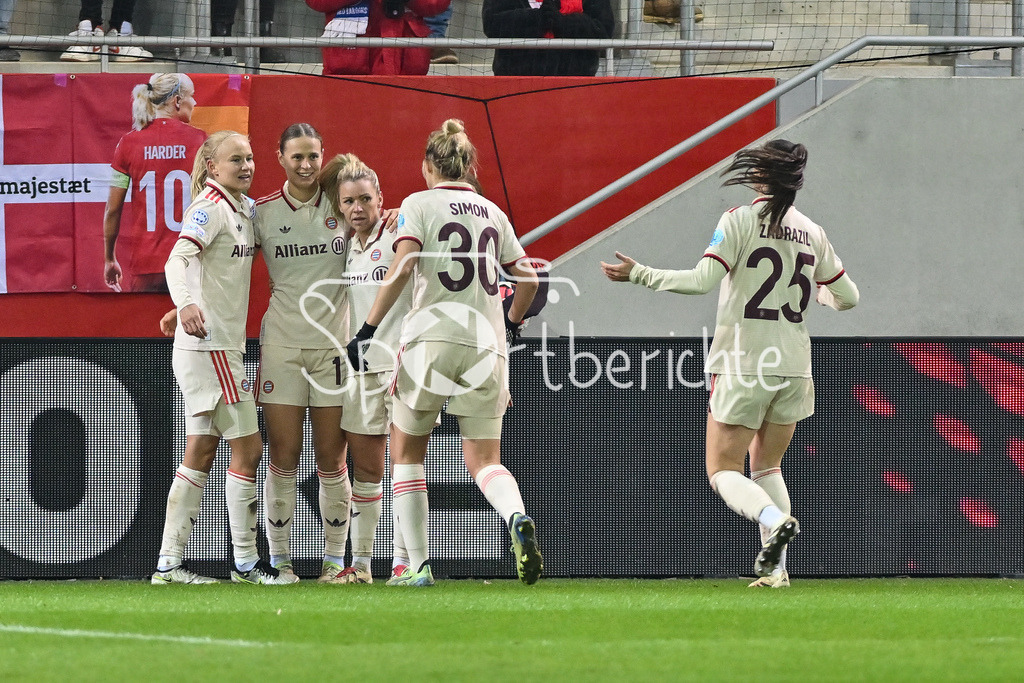 FC Bayern München Frauen - Juventus Turin Frauen | Jubel nach dem Treffer zum 2-0 fuer die FCB Frauen durch Pernille HARDER (FCB #21) / Freude / Happy / Tor / Torschuetzin / Womens Champions League: FC Bayern Frauen - Juventus FC, FC Bayern Campus am 12.12.2024