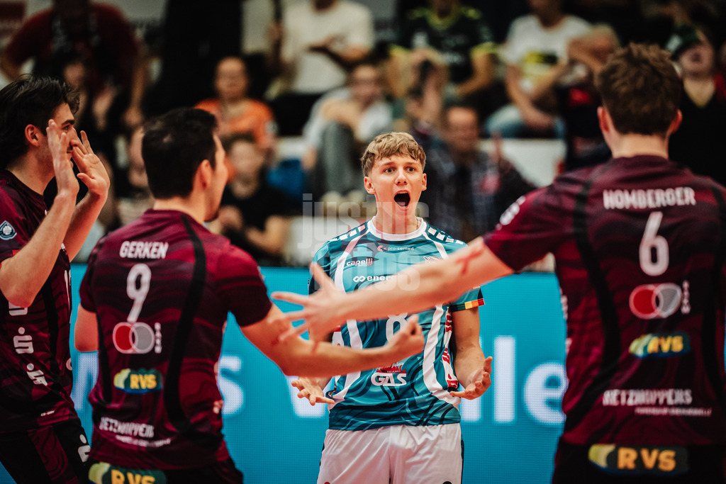 Volleyball | Herren | Saison 2025/2026 | Volleyball Ligacup | SWD powervolleys Düren vs. Energiequelle Netzhoppers KW | 12.10.2024 | KW jubelt, in der mitte Tim Türpe (#8, Energiequelle Netzhoppers KW)