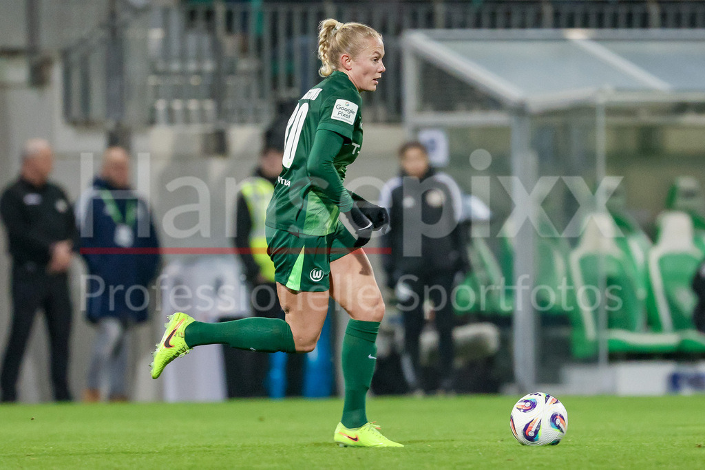 Fussball, Google Pixel Frauen-Bundesliga, VfL Wolfsburg - Hamburger SV | Guro Bergsvand (VfL Wolfsburg, 20) am Ball, Freisteller, Einzelbild, Ganzkörper, Aktion, Action, Spielszene, DIE DFB-RICHTLINIEN UNTERSAGEN JEGLICHE NUTZUNG VON FOTOS ALS SEQUENZBILDER UND/ODER VIDEOÄHNLICHE FOTOSTRECKEN. DFB REGULATIONS PROHIBIT ANY USE OF PHOTOGRAPHS AS IMAGE SEQUENCES AND/OR QUASI-VIDEO.
