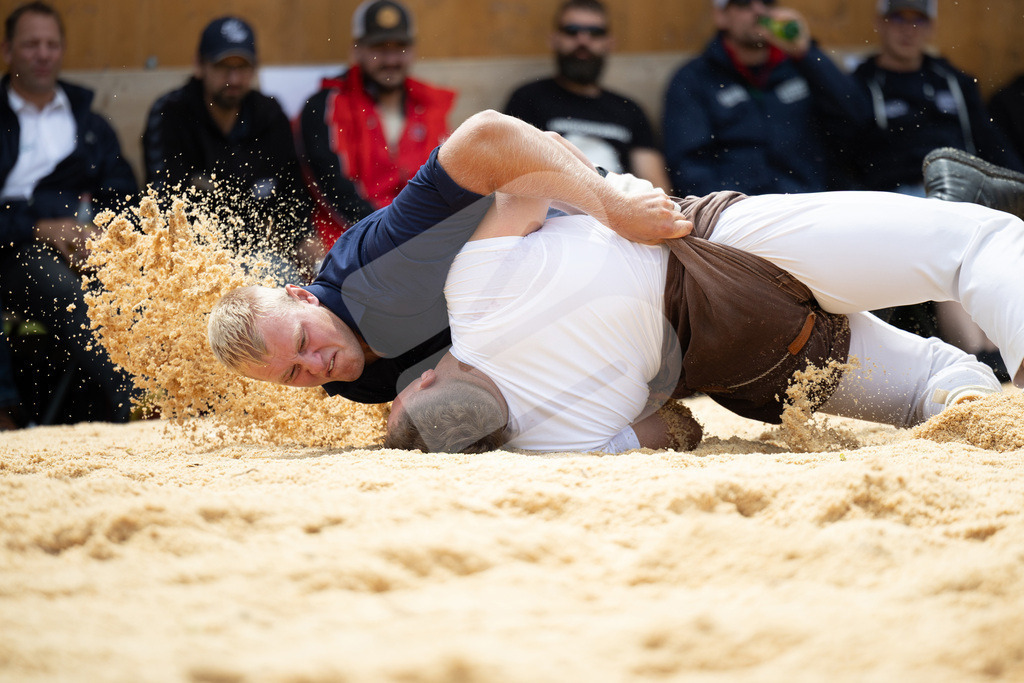 Rigi2025_1911 | Die Schwinger des Schwyzer Kantonalen Schwingerverbandes: Fotos, die Dynamik und Leidenschaft festhalten, sowie emotionale Momente aus dem traditionellen Schwingsport zeigen. - Realisiert mit Pictrs.com