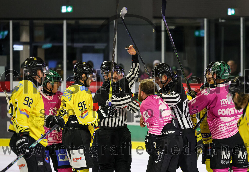 2025-10-10_164_TSV_Erding_gegen_onesto_Tigers_Bayreuth | Erding, Deutschland, 10.10.2025:Eishockey, Oberliga Süd 2025 / 2026, 7. Spieltag, TSV Erding gegen onesto Tigers Bayreuth, Endergebnis: 2:5Dominik Piskor (onesto Tigers Bayreuth, #92), Florian Lüsch (onesto Tigers Bayreuth, #98), Grady Hobbs (Erding Gladiators, #22),. Maximilian Forster (Erding Gladiators, #81)Foto: Christian Riedel / fotografie-riedel.net