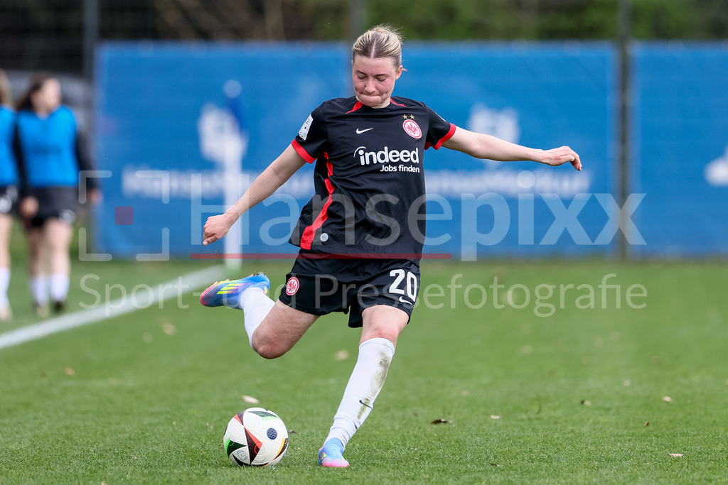 Fussball, 2. Frauen-Bundesliga, Hamburger SV - Eintracht Frankfurt II | v.li.: Tessa Zimmermann (Eintracht Frankfurt II, 20) am Ball, Freisteller, Einzelbild, Ganzkörper, Aktion, Action, Spielszene, DIE DFB-RICHTLINIEN UNTERSAGEN JEGLICHE NUTZUNG VON FOTOS ALS SEQUENZBILDER UND/ODER VIDEOÄHNLICHE FOTOSTRECKEN. DFB REGULATIONS PROHIBIT ANY USE OF PHOTOGRAPHS AS IMAGE SEQUENCES AND/OR QUASI-VIDEO.
