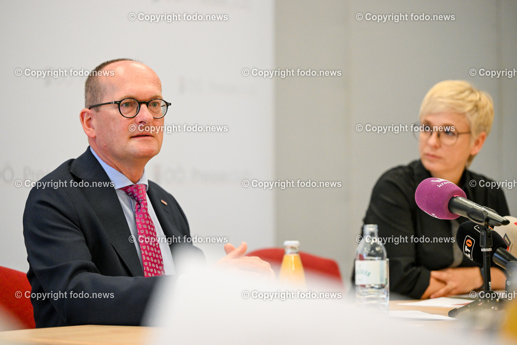 Pressekonferenz WKO Oberösterreich_ Arbeitsmarkt-Haus der Wirtschaft_ 07.06.2023-18 | 07.06.2023, Presseclub Linz, AUT, Pressekonferenz WKO Oberoesterreich, Arbeitsmarkt-Haus der Wirtschaft, im Bild Gerald Silberhumer (Direktor der Wirtschaftslammer Ooe), Doris Hummer (Praesidentin der Wirtschaftskammer Ooe)