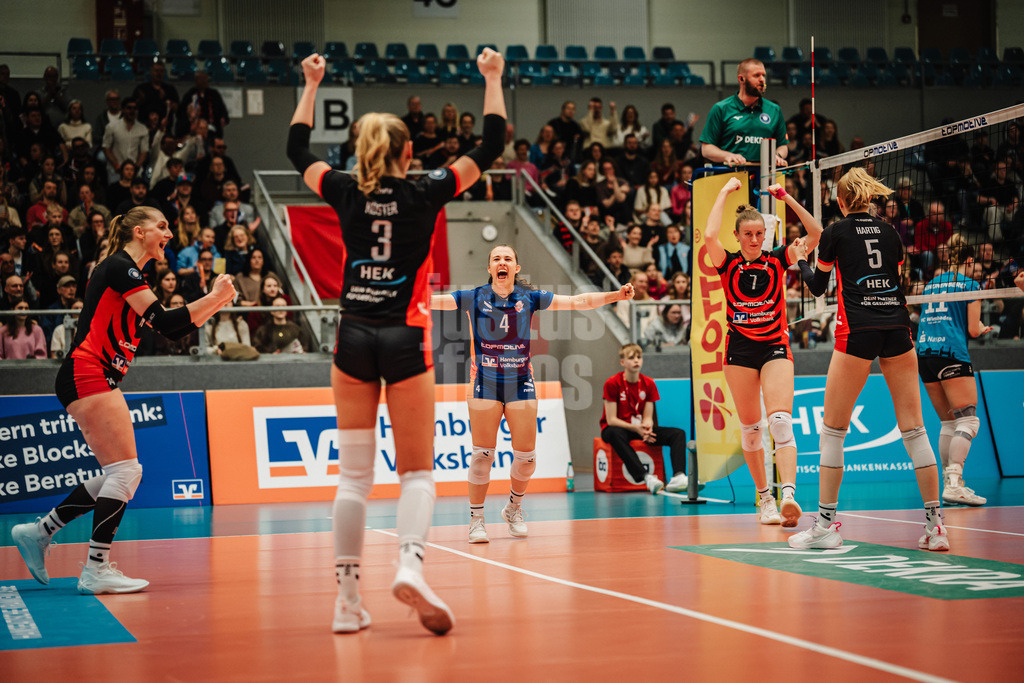 Volleyball | Frauen | Saison 2025/2026 | Volleyball Bundesliga | ETV Hamburger Volksbank Volleys vs. VC Wiesbaden | 14.03.2026 | ETV jubelt, v.l. Fiona Dittmann (#14, ETV Hamburger Volksbank Volleys), Lina Köster (#3, ETV Hamburger Volksbank Volleys), Sarah Stiriz (#4, ETV Hamburger Volksbank Volleys), Leonie Körtzinger (#7, ETV Hamburger Volksbank Volleys) und Anna Hartig (#5, ETV Hamburger Volksbank Volleys)