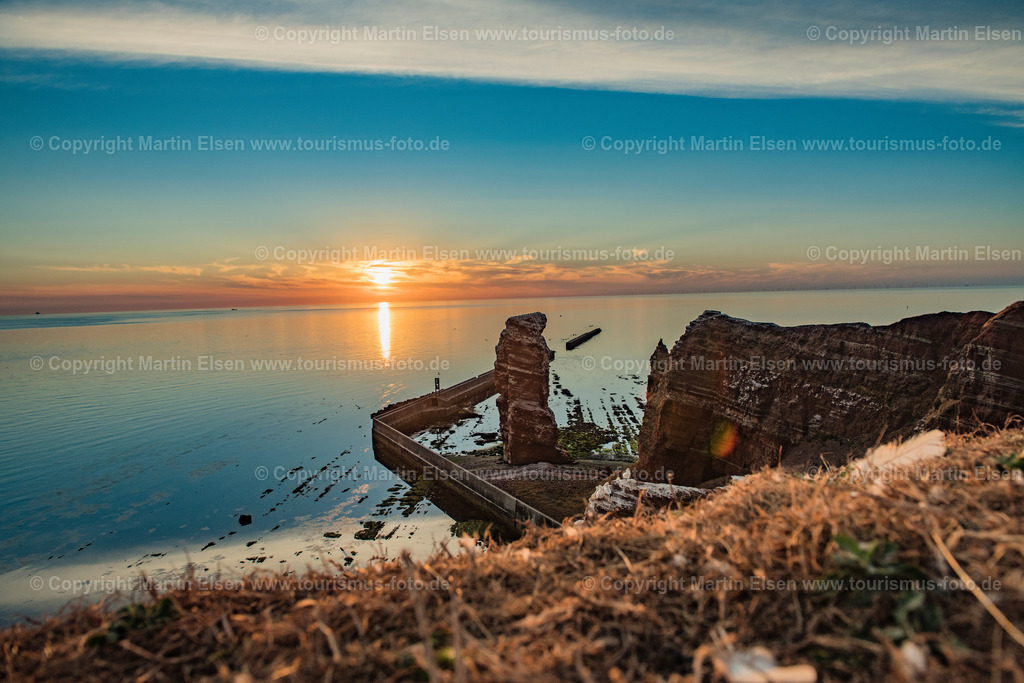 Helgoland Lange Anna Sonnenuntergang_ELS_3078030818 | Helgoland - Aufnahmedatum: 01.08.2018, Aufnahmehöhe:  m, Koordinaten:  - , Bildgröße: 8256 x  5504 Pixel - Copyright 2018 by Martin Elsen, Kontakt: Tel.: +49 157 74581206, E-Mail: info@schoenes-foto.deSchlagwörter:Schleswig-Holstein,Landkreis Pinneberg,Düne,Hochseeinsel,Börteboote,Meer,Küste,Halunder,Oberland,Unterland,Strand,Seehunde,Robben,Lange Anna,Felsen,Roter Felsen,Luftbild,Luftbilder,Bastölpel - Realisiert mit Pictrs.com