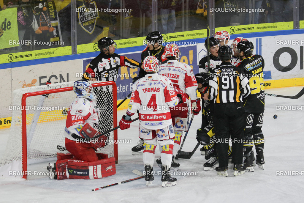 02.11.2025: DEL2  Krefeld Pinguine - Eispiraten Crimmitschau | Krefeld, Deutschland, 02.11.2025: Spieler der Krefeld Pinguine während des DEL2-Spiels zwischen Krefeld Pinguine - Eispiraten Crimmitschau am 02.11. 2025 in der Yayla-Arena in Krefeld, Deutschland. (Foto Ralph Görtz / Brauer-Fotoagentur)