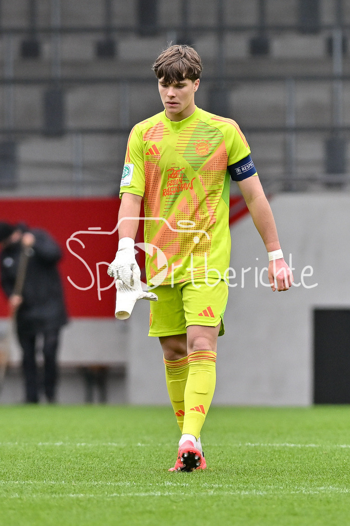 FC Bayern München U19 - TSV 1860 München U19 | Im Bild Leon KLANAC (FC Bayern München #1) / Freisteller / Einzelfoto / U19 DFB Nachwuchsliga: FC Bayern Muenchen U19 - TSV 1860 Muenchen U19, FC Bayern Campus am 02.11.2024