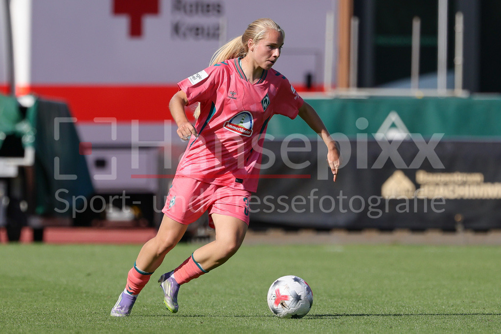 Fussball, Testspiel Frauen, SV Werder Bremen - VfL Wolfsburg | Amelie Töpfer (SV Werder Bremen, 35) am Ball, Freisteller, Einzelbild, Ganzkörper, Aktion, Action, Spielszene