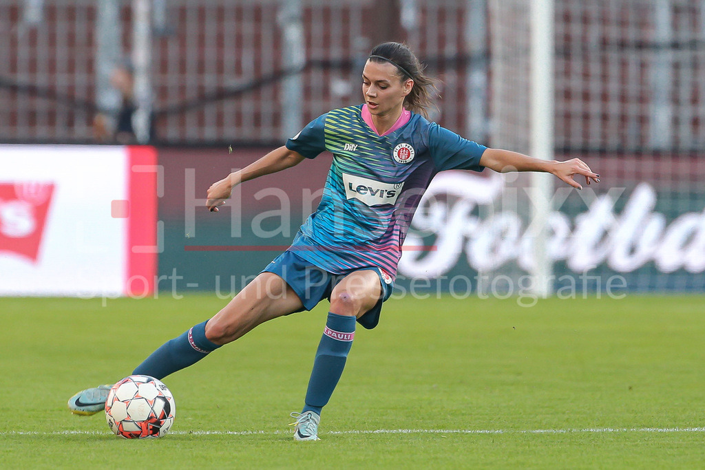 Fussball, DFB-Pokal Frauen, FC St. Pauli - Hamburger SV | v.li.: Gianna Nicoleit (FC St. Pauli, 3) Freisteller, Einzelbild, Ganzkörper, Aktion, Action, Spielszene, DIE DFB-RICHTLINIEN UNTERSAGEN JEGLICHE NUTZUNG VON FOTOS ALS SEQUENZBILDER UND/ODER VIDEOÄHNLICHE FOTOSTRECKEN. DFB REGULATIONS PROHIBIT ANY USE OF PHOTOGRAPHS AS IMAGE SEQUENCES AND/OR QUASI-VIDEO.