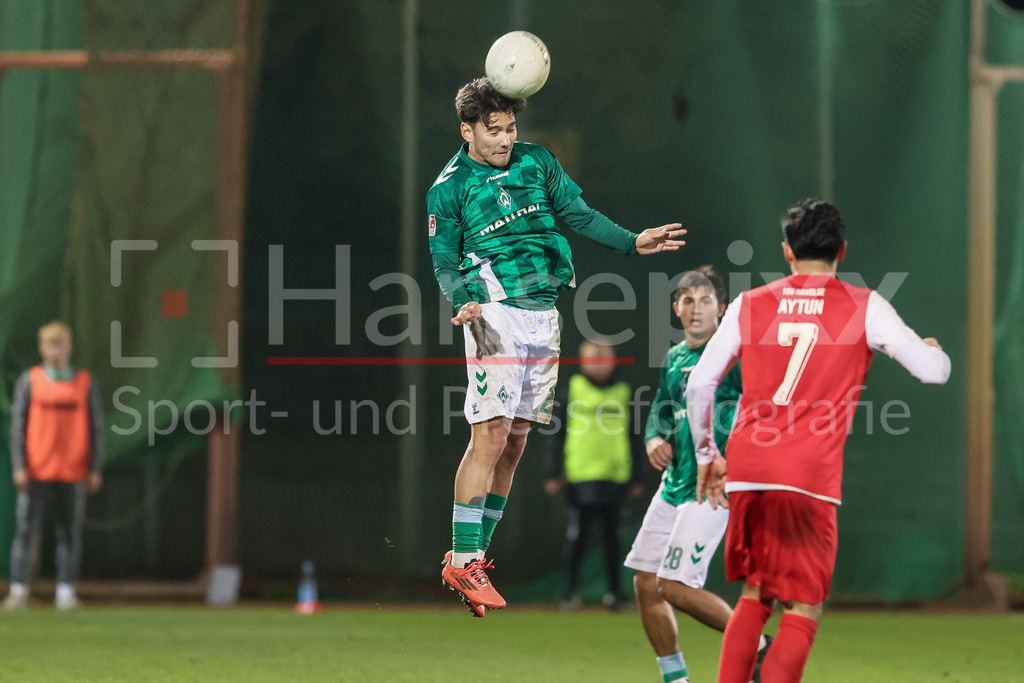 Fussball, Regionalliga Nord, SV Werder Bremen II - TSV Havelse | v.li.: Kein Sato (SV Werder Bremen II, 23) beim Kopfball, Aktion, Action, Spielszene