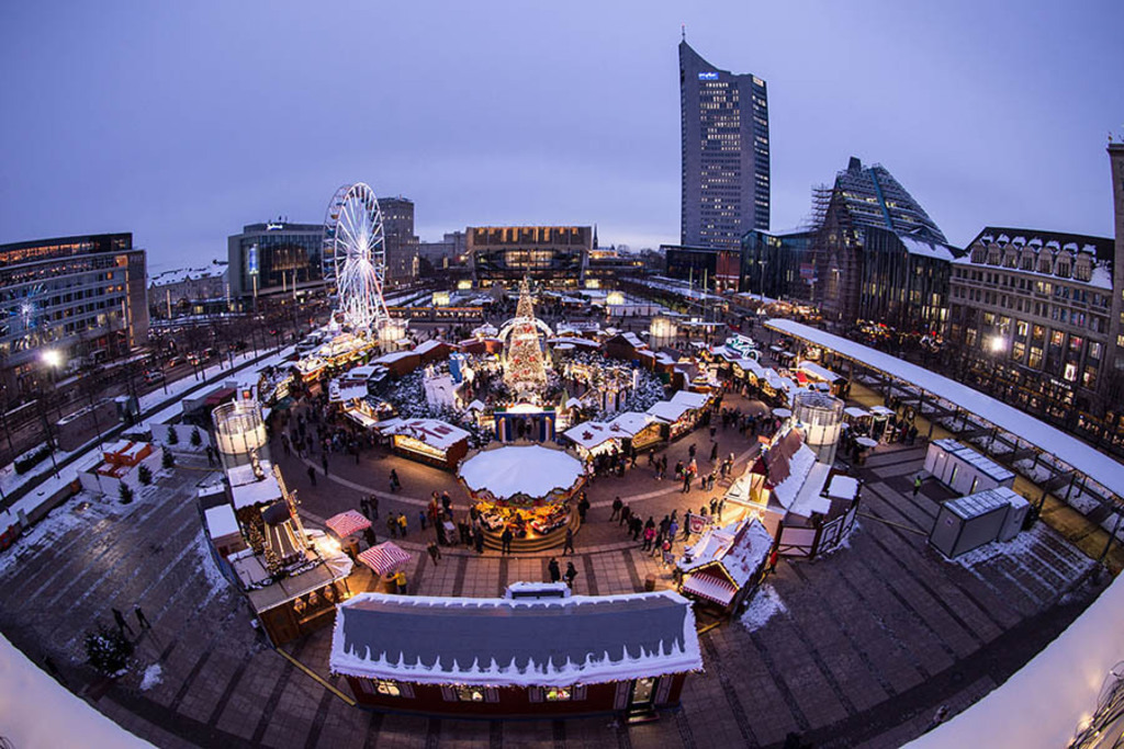 Leipziger Weihnachtsmarkt - Augustusplatz | Entdecke über 20 Kategorien Leipzig-Motive: Foto-Downloads, hochwertige Poster, Leinwand- & Fine-Art-Prints. Jetzt Lieblingsfoto im Bildlexikon Leipzig Shop bestellen!
