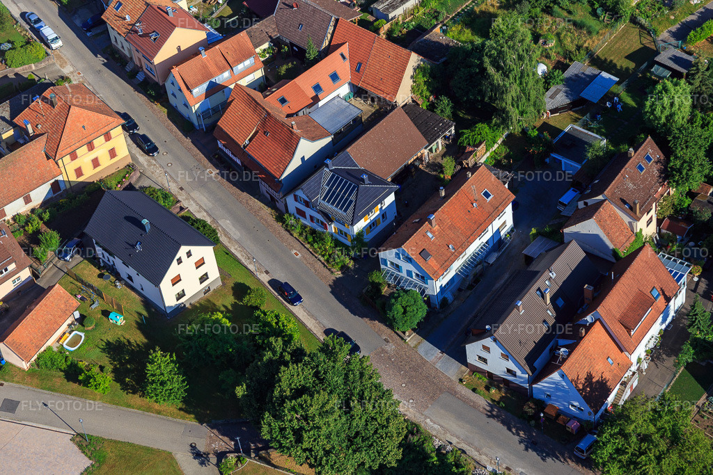 Luftbild: Lange Straße im Ortsteil Schluttenbach in Ettlingen im Bundesland Baden-Württemberg in Deutschland. Foto: IMG_084028.jpg vom 26.07.2015 durch Werner Riehm/FLY-FOTO.de