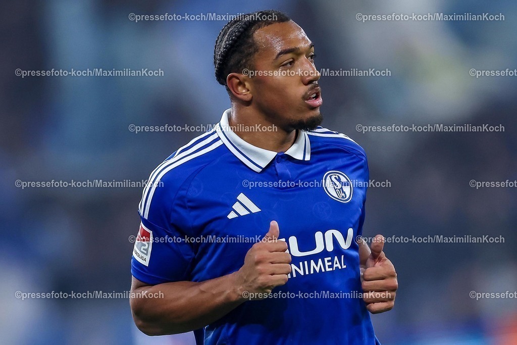 S0401022502143 | 01.02.2025, Fußball, FC Schalke 04 - 1. FC Magdeburg, 2.. Fußball Bundesliga, 20. Spieltag, Veltins-Arena Gelsenkirchen, Saison 2024 2025: Torwart Noah Kruth (1.FC Magdeburg #30)DFB regulations prohibit any use of photographs as image sequences and or quasi-video.