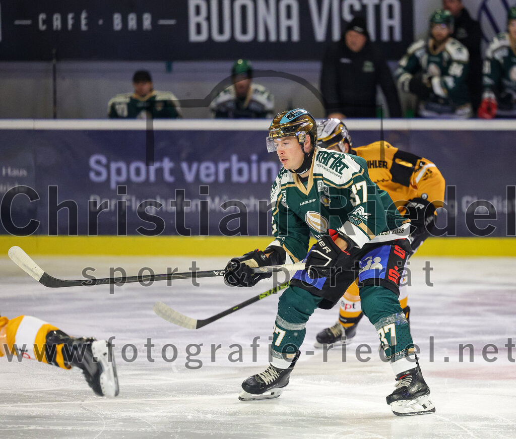 2025-11-02_014_TSV_Erding_gegen_EV_Fuessen | Erding, Deutschland, 02.11.2025:Eishockey, Oberliga Süd 2025 / 2026, 15. Spieltag, TSV Erding gegen EV Füssen, Endergebnis: 2:6Thomas Matheson (Erding Gladiators, #37)Foto: Christian Riedel / fotografie-riedel.net