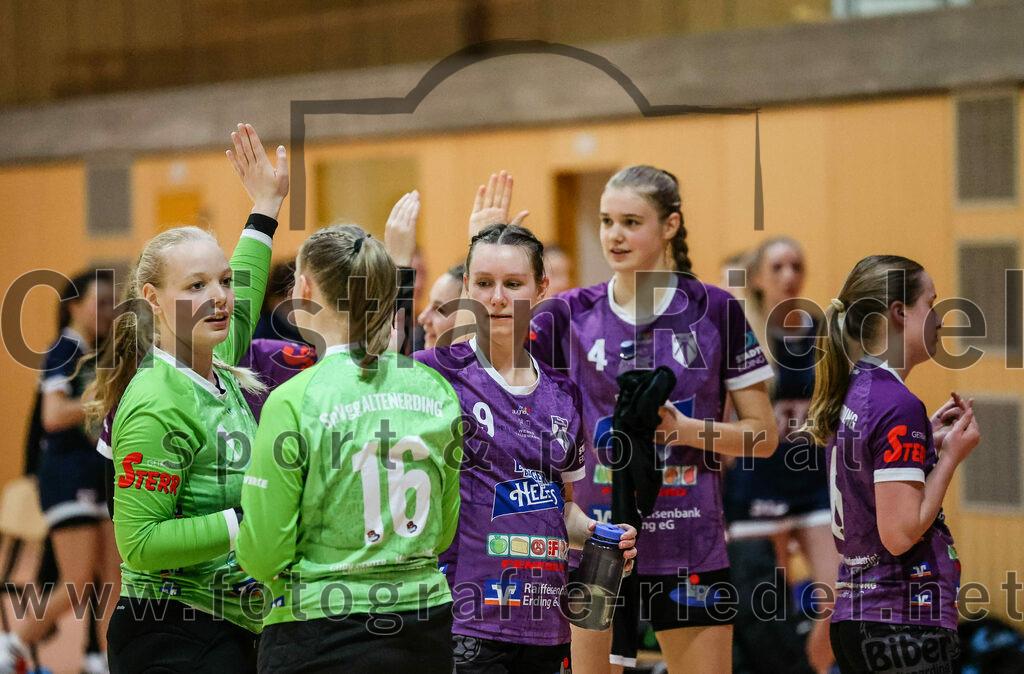 2024-02-03_099_SpVgg_Altenerding_gegen_SpVgg_Erdweg | Erding, Deutschland, 03.02.2024:
Handball, Bezirksoberliga Frauen Altbayern 2023 / 2024, 13. Spieltag, SpVgg Altenerding gegen SpVgg Erdweg, Endergebnis: 25:21

Torfrau Hanna Obermair (SpVgg Altenerding, #1), Torfrau Lara Kullmann (SpVgg Altenerding, #16), Julia Kranich (SpVgg Altenerding, #9)

Foto: Christian Riedel / fotografie-riedel.net