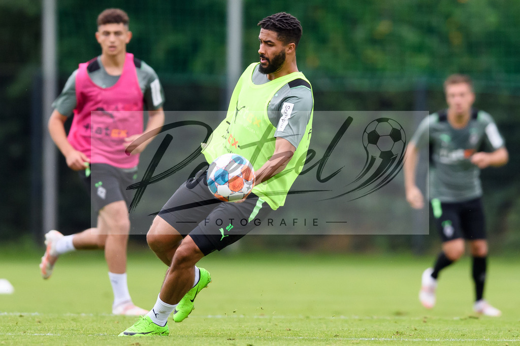TRABMG20210719_034 | Fussball, Herren: Keanan Bennetts (Borussia Moenchengladbach) in Aktion, am Ball, Einzelaktion beim Training von Borussia Moenchengladbach waehrend des Trainingslagers auf dem Trainingsplatz am Hotel Klosterpforte am 19.07.2021 in Harsewinkel, Deutschland. - Realisiert mit Pictrs.com