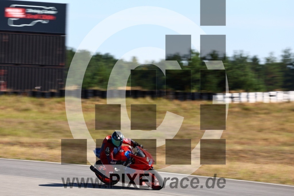 0861-20240806_02988 | Schöne Erinnerungen an spannende Momente - das festzuhalten ist unser Job. PIXELrace.de ist seit 2003 auf den Rennstrecken Europas unterwegs um die Action draußen beim Fahren und die wunderbare Stimmung imm Fahrerlager für euch einzufangen.