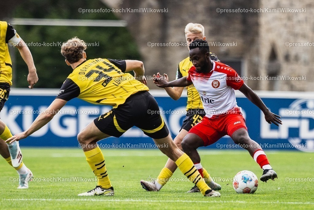xkwi03082501009 | 03.08.2025, xkwix, Fußball, Regionalliga West, Borussia Dortmund U23 - Sportfreunde Siegen, Stadion Rote Erde: Josue Santo (Sportfreunde Siegen #8) im Zweikampf gegen Yannik Lührs (Borussia Dortmund 2 #34) 