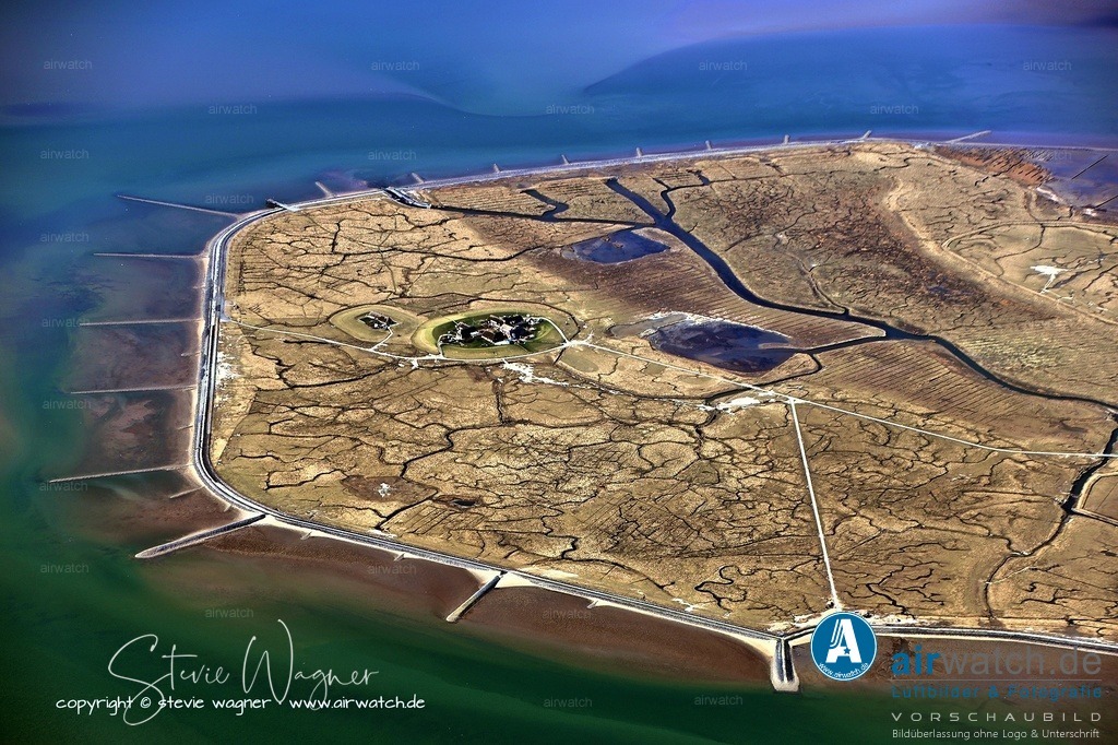 Luftbild Hallig Groede - Deutschlands kleinste Gemeinde | Entdecken Sie atemberaubende Luftbilder und Fotografien auf airwatch.de - Tauchen Sie ein in eine Welt voller faszinierender Aufnahmen aus der Vogelperspektive.