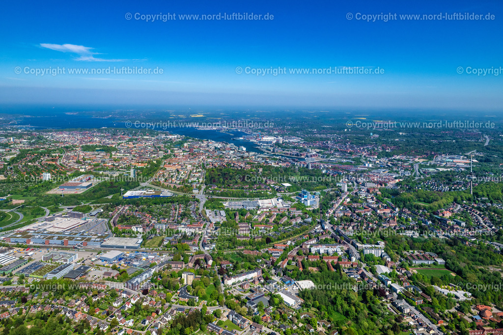 Kiel_ELS_6045010524 | KIEL 01.05.2024 Stadtgebiet mit Außenbezirken und Innenstadtbereich an der Straße Von-der-Goltz-Allee in Kiel im Bundesland Schleswig-Holstein, Deutschland. // City area with outside districts and inner city area on street Von-der-Goltz-Allee in Kiel in the state Schleswig-Holstein, Germany. Foto: Martin Elsen