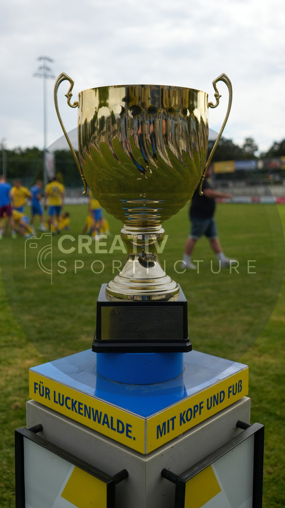 Fußball, Herren, Saison 2025/2026, 3. Luckenwalder Turmpokal, Werner-Seelenbinder-Stadion Luckenwalde, Die Siegerehrung nach Spielende,  | Fußball, Herren, Saison 2025/2026, 3. Luckenwalder Turmpokal, Werner-Seelenbinder-Stadion Luckenwalde, Die Siegerehrung nach Spielende, Im Bild: Der Pokal/Tropähe des Luckenwalder Turmpokals - Realisiert mit Pictrs.com