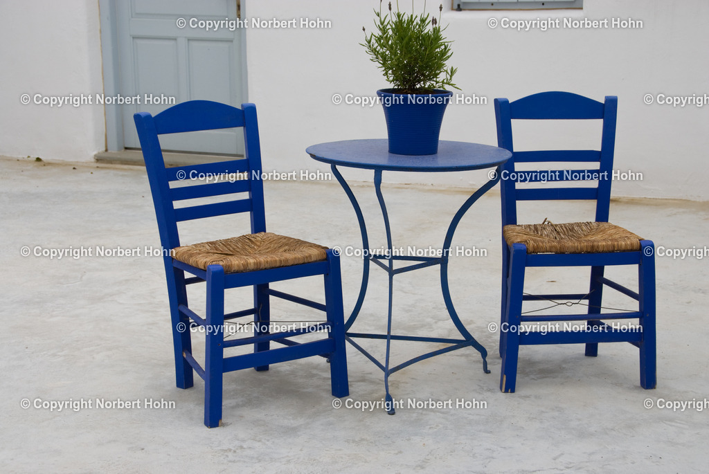 Reisefotografie - Griechenland - Paros | Griechische Stuhlgruppe. - Realisiert mit Pictrs.com