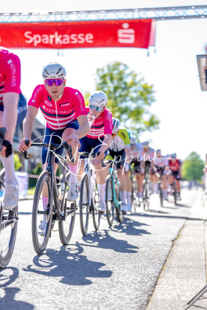 Spurt in den Mai 2026 - Großer Preis der Sparkasse Neuss | Annual one-day road cycling race "Großer Preis der Sparkasse Neuss" held in Büttgen, Germany, organized by VfR Büttgen 1912 e.V. The event features multiple races across all age categories from U11 youth to Elite men. - Realisiert mit Pictrs.com