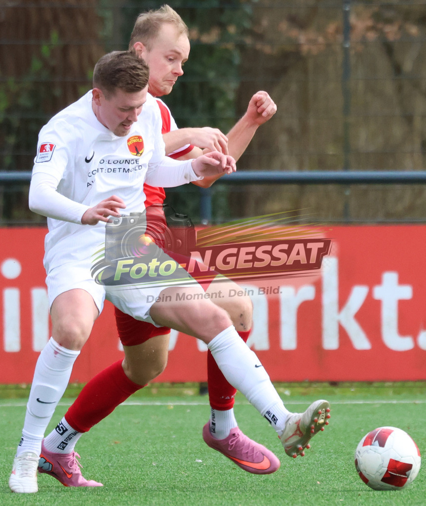 FC RW Kirchlengern - Post TSV Detmold | Auf dem Bild zu sehen: Rot FC RW Kirchlengern: Niklas Kerksiek ; Weiß Post TSV Detmold: Thomas StirzFC RW Kirchlengern, Post TSV Detmold, Saison 25/26, Landesliga, Deutschland - Realisiert mit Pictrs.com