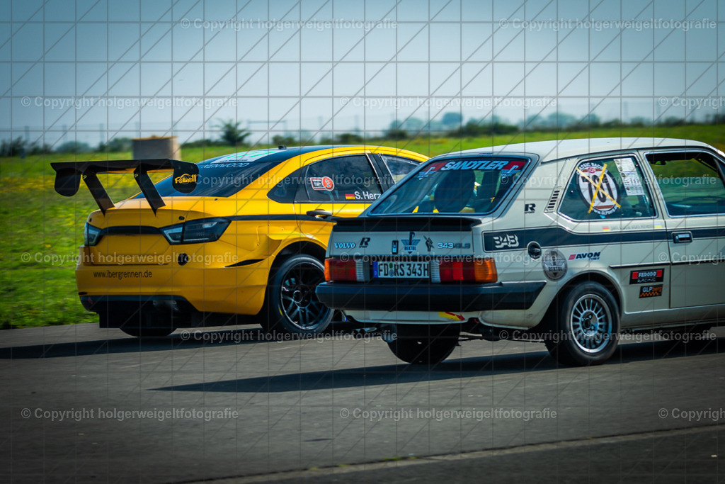 Ungleiches Duell | Foto vom 3. Classic Motor Weekend 18. - 20. August 2023 auf dem Flugplatz in Obermehler - Realisiert mit Pictrs.com
