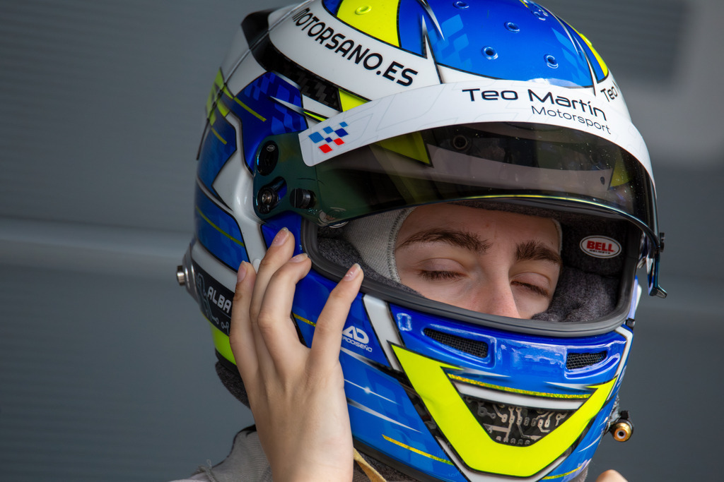 10. Mai 2024, Hockenheimring (Deutschland): Die spanische Rennfahrerin Alba Vazquez zieht ihren Helm über und macht sich bereit für den Einstieg ins Cockpit (GT Open) | 10. Mai 2024, Hockenheimring (Deutschland): Die spanische Rennfahrerin Alba Vazquez zieht ihren Helm über und macht sich bereit für den Einstieg ins Cockpit (GT Open) - Realisiert mit Pictrs.com