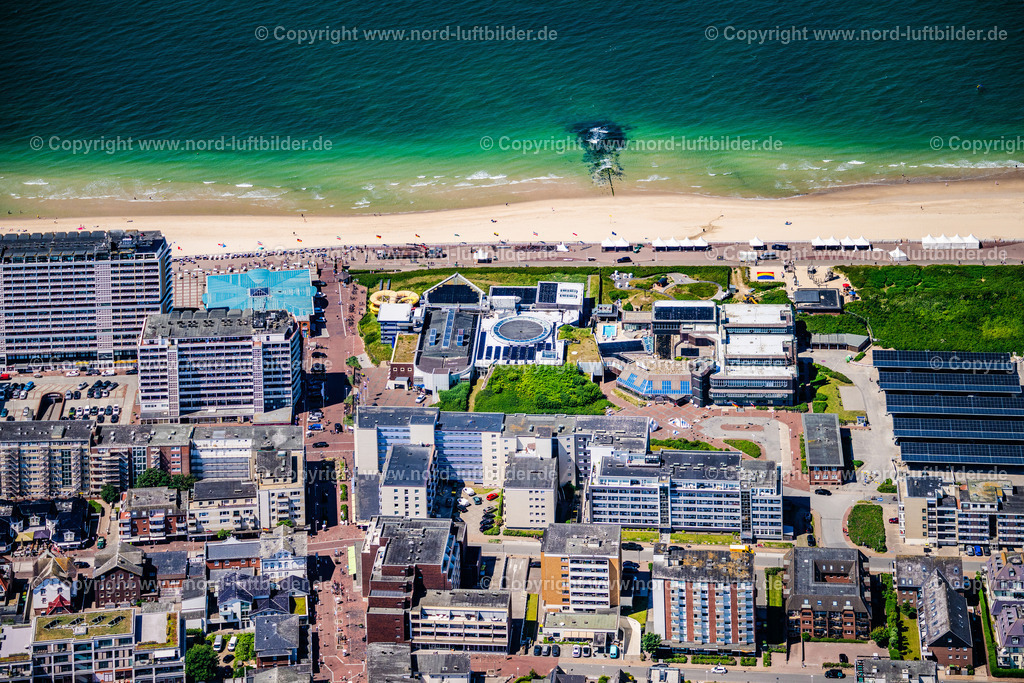 Sylt_Westerland_Strand_Strandstrasse_ELS_0505210625 | SYLT 21.06.2025 Erlebnisbad " Sylter Welle " an der Doktor-Nicolas-Straße in Sylt Nordsee - Insel im Bundesland Schleswig-Holstein, Deutschland. // Water park "Sylter Welle" on Doktor-Nicolas-Strasse in Sylt, North Sea island in the state of Schleswig-Holstein, Germany. Foto: Martin Elsen