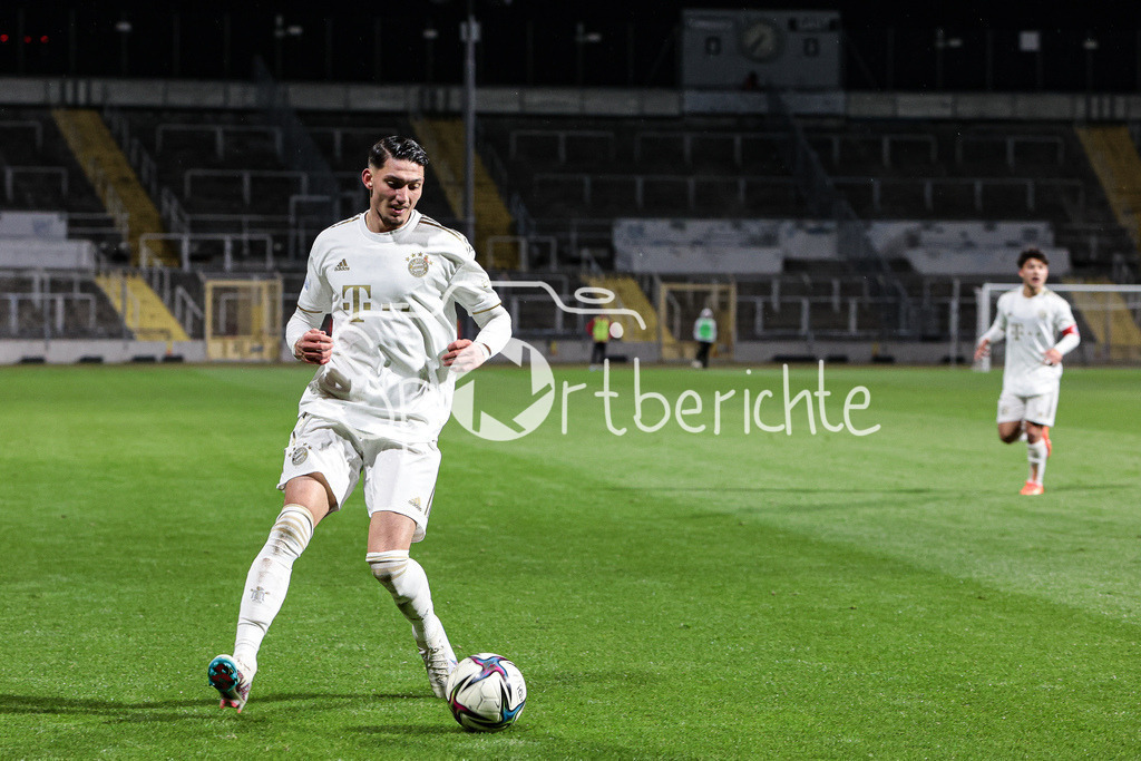 Türkgücü München - FC Bayern Amateure | Yusuf Karhan KABADAYI (FCB #7) am Ball